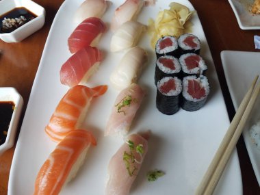 plaka üzerinde somon ve tuni çiğ deniz ürünleri suşi