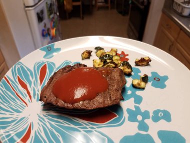 Mutfakta biftek, ketçap ve kabak ile plaka