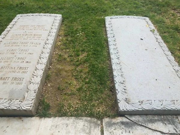 Lápide do poeta Robert Frost no cemitério — Fotografia de Stock