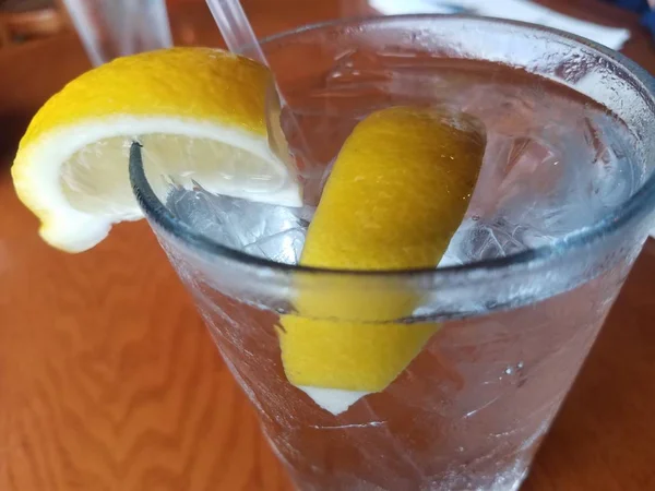 Citron kilar i ett glas vatten med halm — Stockfoto