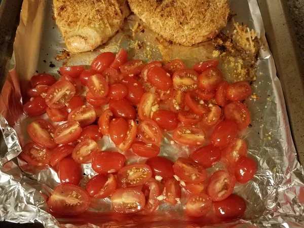 Backblech mit geschnittenen roten Tomaten und Hühnchen — Stockfoto