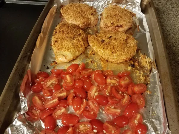 Dilimlenmiş kırmızı domates ve tavuk ile fırın tepsisi — Stok fotoğraf