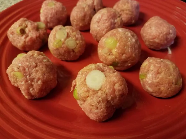 Albóndigas de cerdo y cebolla en plato rojo — Foto de Stock