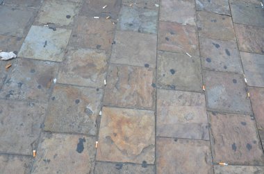 taş fayans üzerinde siyah eski sakız ve sigara izmaritleri