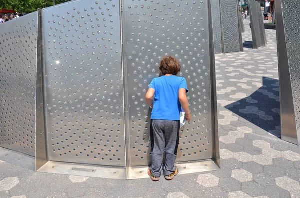 Chłopiec dziecko patrząc na szkło i sztukę metalu w Nowym Jorku — Zdjęcie stockowe