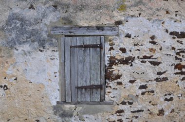 yapı üzerinde taş ve tuğla duvarda eski ahşap pencere veya kapı