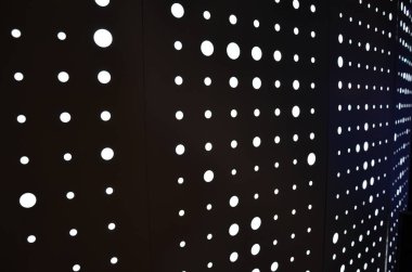 duvarda veya arka planda beyaz dairesel ışıklar