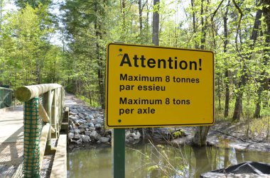 köprüde Fransızca ve İngilizce aks işareti başına sarı dikkat maksimum 8 ton