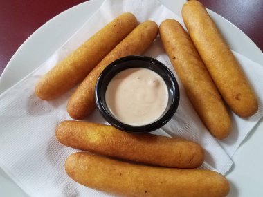 Mayonez ve ketçap ile Porto Riko kızarmış mısır çerez