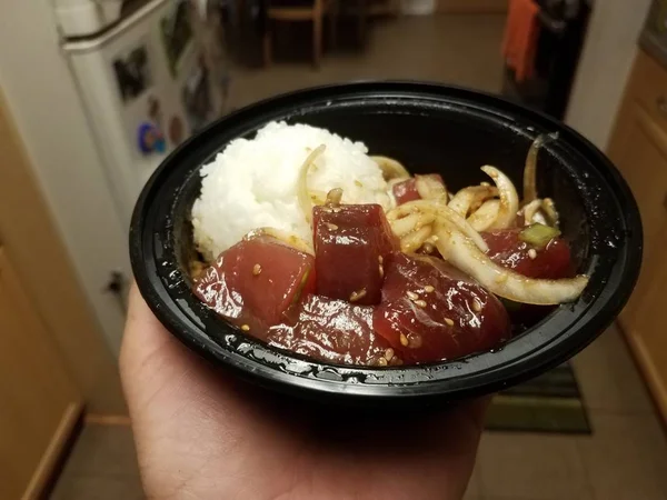 Hand holding Bowl van tonijn en rijst in de keuken — Stockfoto