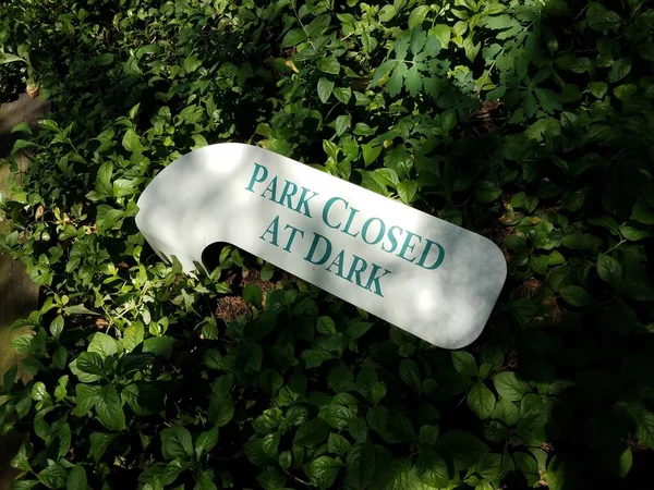 Park zárva a sötét jel zöld levelek — Stock Fotó