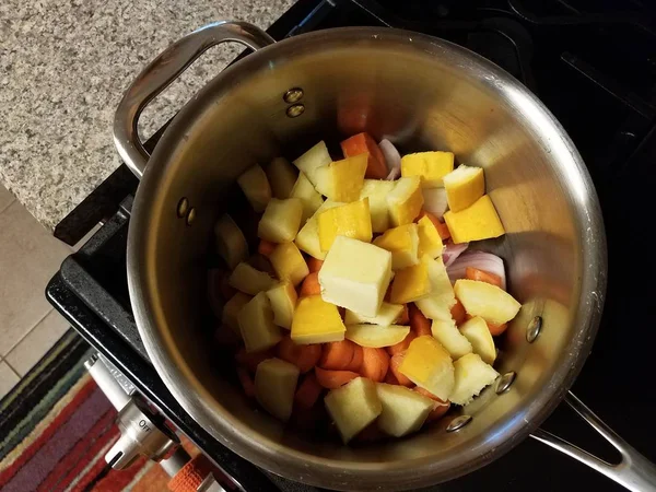 Zucca, cipolle e carote in pentola sul fuoco — Foto Stock