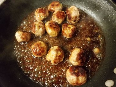 kahverengi soslu tavada domuz köftesi