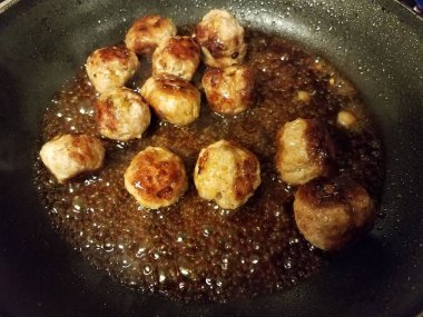 kahverengi soslu tavada domuz köftesi