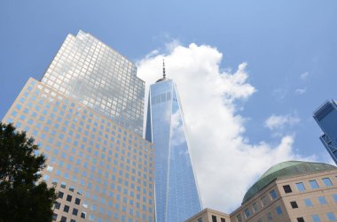 New York'ta pencere ve bulutlar ile yüksek bina