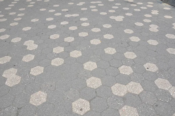 地上的灰色和黑色六边形瓷砖 — 图库照片