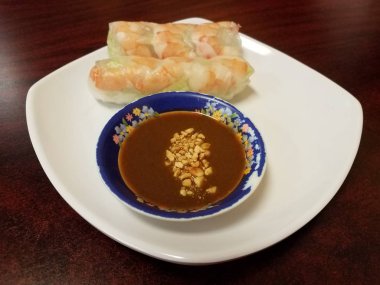 karides pirinç kağıt rulo ve plaka üzerine sos daldırma