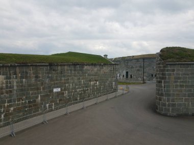 yol ve ziyaretçi giriş işareti Ile gri kale duvar İngilizce ve Fransızca