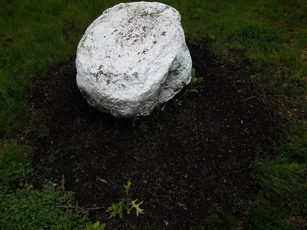 Velký bílý kámen nebo rock a hnědý mulč — Stock fotografie