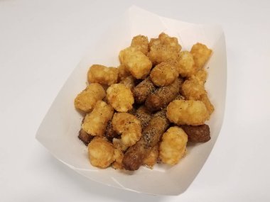 masada hindi sosis ve tuz ve biber ile patates tater tots