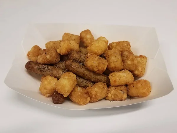 Papas con salchichas de pavo y sal y pimienta en la mesa — Foto de Stock