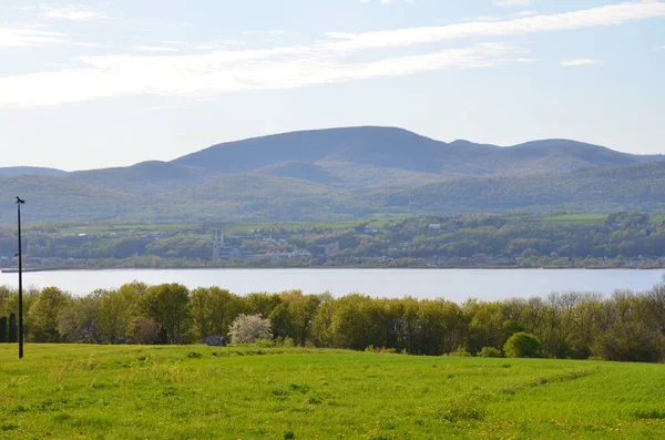 Fluss und grünes Gras und Bäume in Quebec, Kanada — Stockfoto