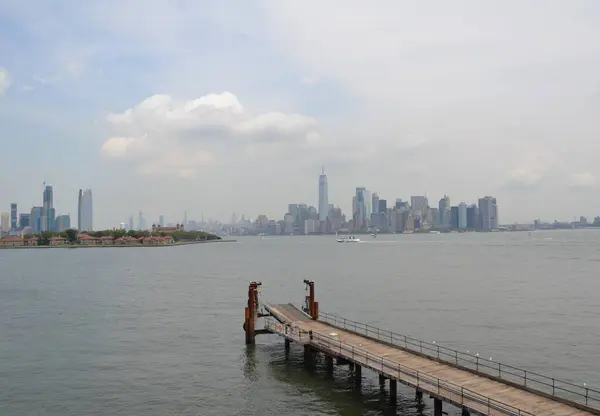 Wood pier with river and buildings in New York city — Stock Photo, Image