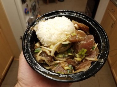 Mutfakta bir kase çiğ ton balığı ve pilav var.