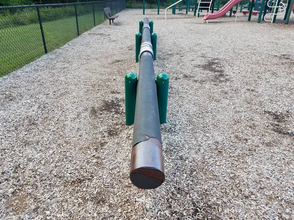 Feixe de equilíbrio longo no parque infantil com lascas de madeira marrom — Fotografia de Stock