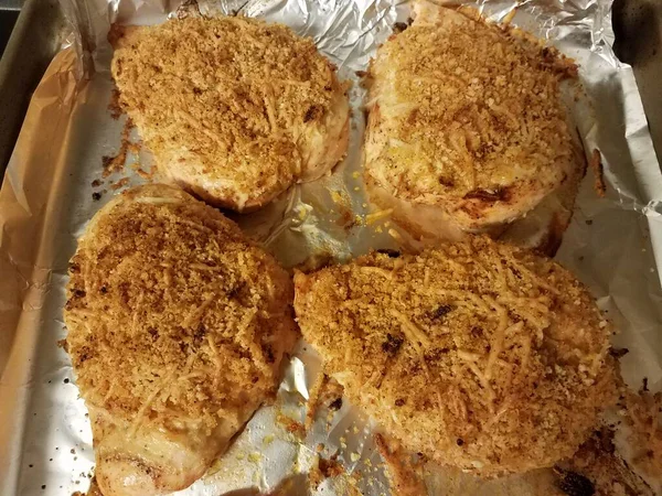 Breaded chicken breasts on foil on baking tray — Fotografia de Stock