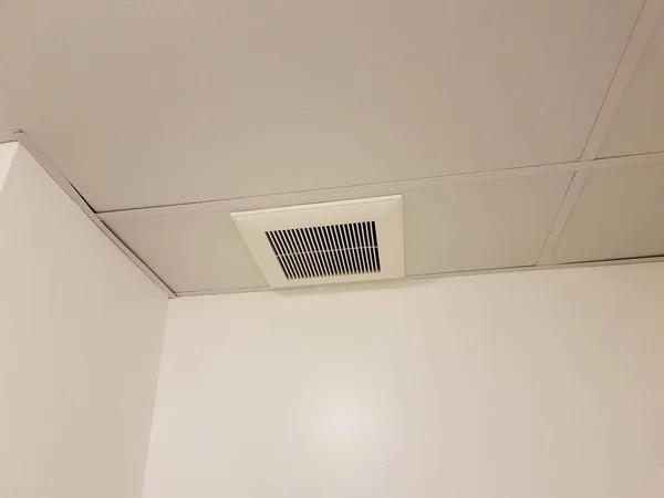 Ventilação de ar de metal ou registro no teto com paredes brancas — Fotografia de Stock