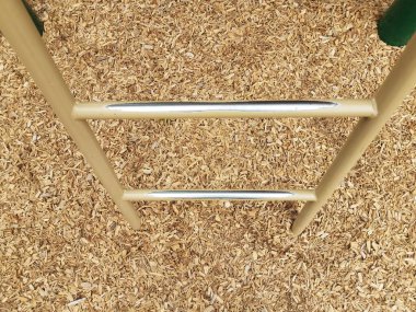 Oyun parkında aşınmış metal merdiven Ahşap kırıntıları veya saman ile