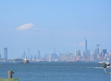 New York 'ta nehir suyu, özgürlük heykeli ve binalar