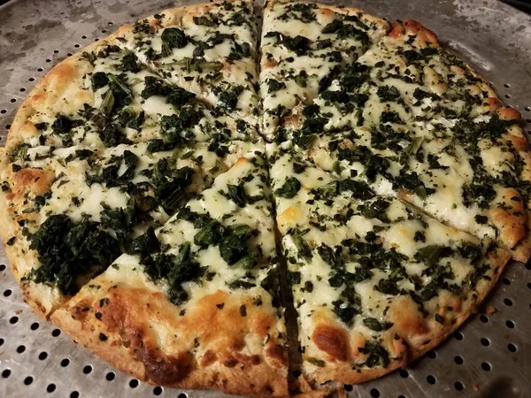 Fehér sajt és spenót pizza fémsütőtálcán — Stock Fotó