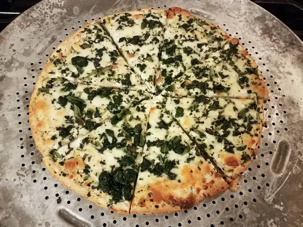 Pizza de queso blanco y espinacas en bandeja para hornear de metal —  Fotos de Stock