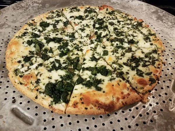 Pizza au fromage blanc et aux épinards sur plaque de cuisson en métal — Photo
