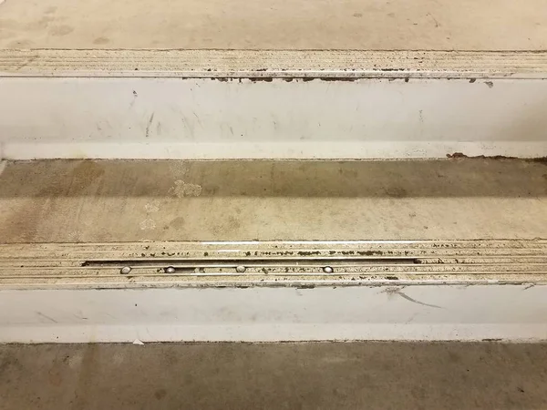 Verschmutzte oder kaputte Treppen mit Metallklammern — Stockfoto