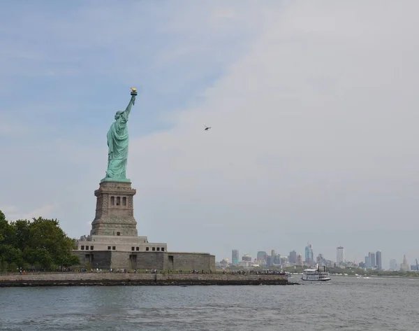 Άγαλμα της ελευθερίας μνημείο και νερό του ποταμού στη Νέα Υόρκη — Φωτογραφία Αρχείου