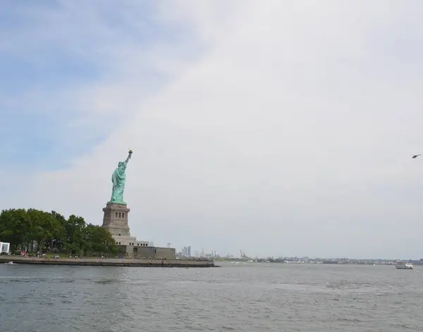 ニューヨークの自由の記念碑と川の水の像 — ストック写真