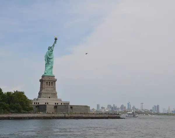 Socha památníku svobody a říční vody v New Yorku — Stock fotografie