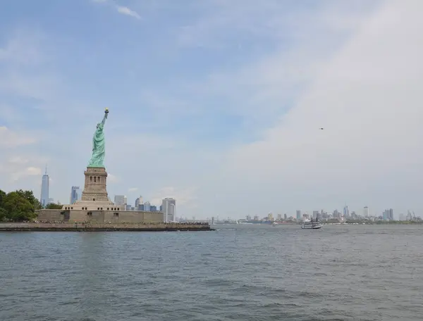 Estátua da liberdade monumento e água do rio em Nova York — Fotografia de Stock