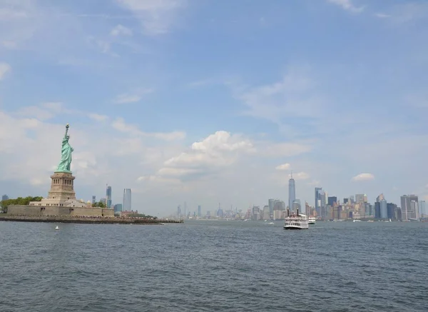 Pomnik wolności i woda rzeczna w Nowym Jorku — Zdjęcie stockowe