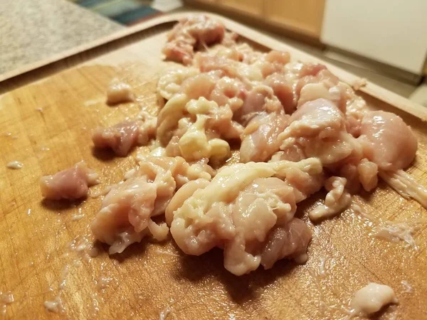 Viande de poulet visqueuse crue sur planche à découper en bois — Photo