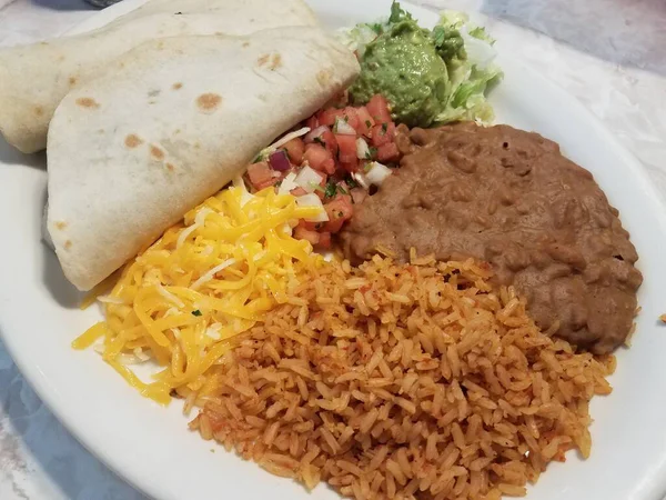 Deux tacos et riz et haricots et fromage sur assiette — Photo