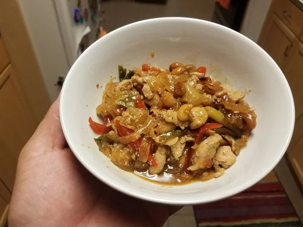 Frango e cebolas e pimentas Comida chinesa em tigela — Fotografia de Stock