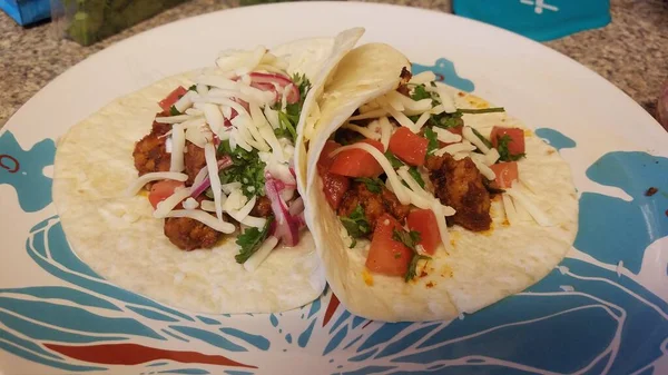 Tortilla és hús és paradicsom taco tányéron — Stock Fotó
