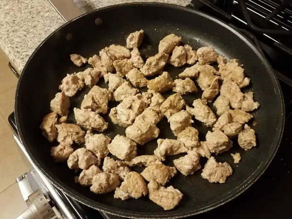 Cuisson de dinde moulue dans une poêle sur la cuisinière — Photo