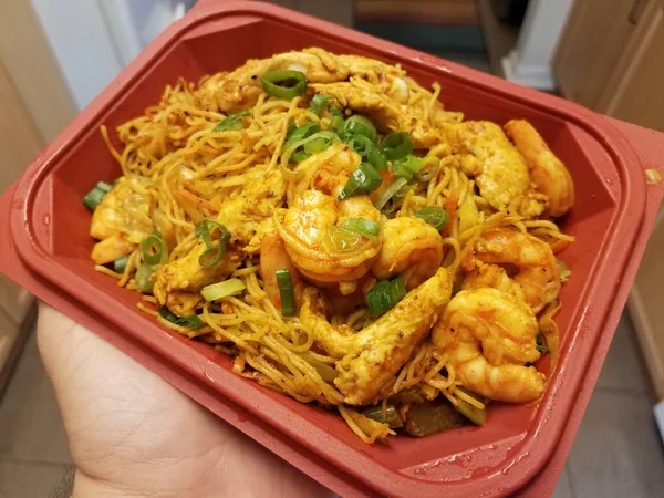 Macarrão chinês picante com frango e camarão — Fotografia de Stock