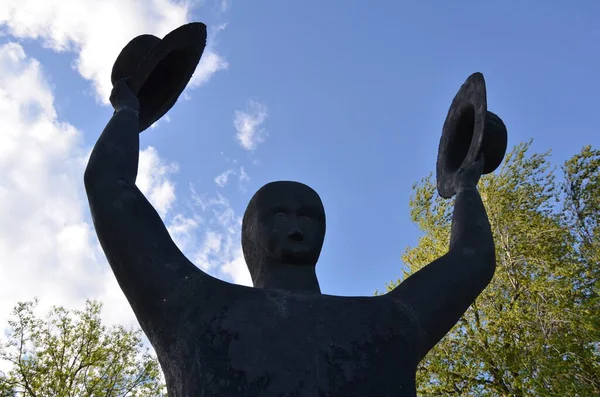 Estátua Pedra Com Dois Chapéus Céu Azul Árvores — Fotografia de Stock