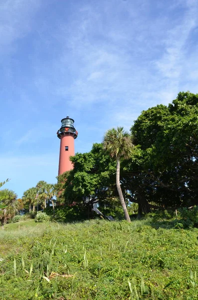 Tall Red Brick Lighthouse Green Grass Trees — Stock Photo, Image